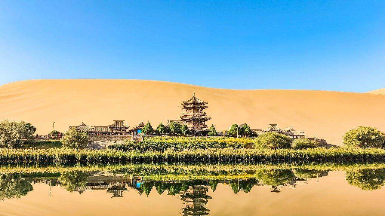 鸣沙山月牙泉景区迎来元旦旅游高峰